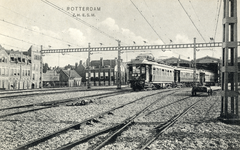 170102 Afbeelding van een trein bestaande uit electrische rijtuigen van de Z.H.E.S.M. bij vertrek uit het ...